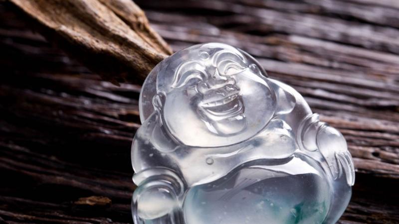 翡翠手镯|价格不同的翡翠，差距究竟在什么地方？不同翡翠的使用价值
