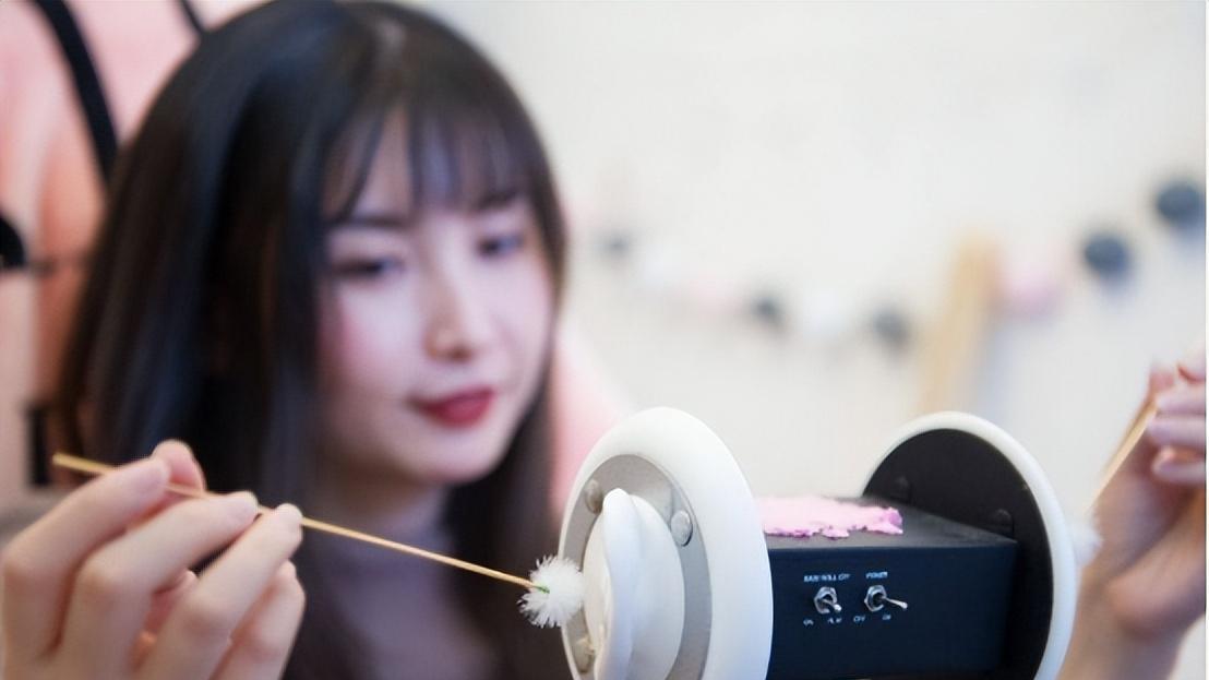 “哄睡师”披着合法幌子，进行“不正经交易”，部分人月薪达3万
