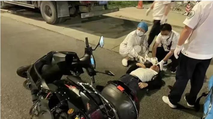 江苏南京，一名男子正在路边等出租车，只听“砰”的一声，一位骑摩托车的男子突然撞到马
