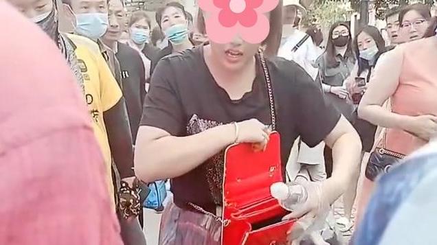 女子疑似抛弃黑人小孩，还指责路人多管闲事，交外国男友有风险