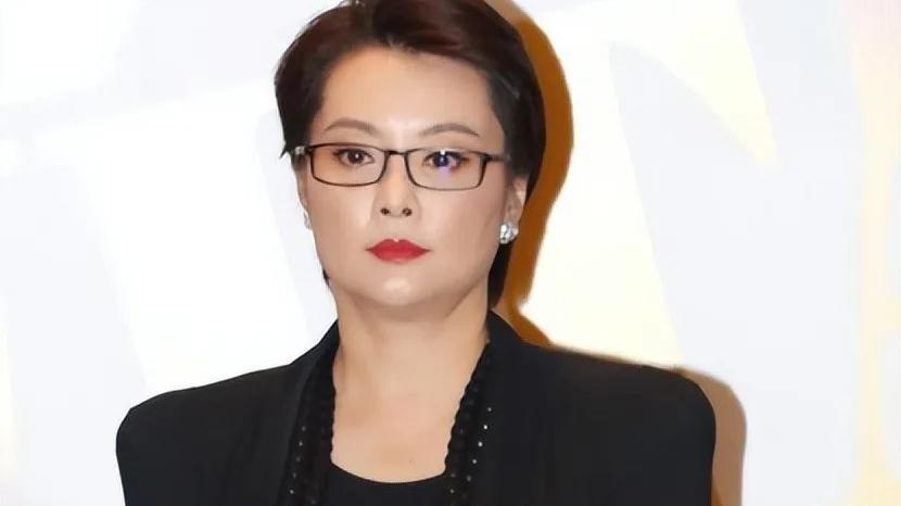 袁立|50岁袁立也难逃发福魔咒！穿垫肩裙霸气又高级，像极了女企业家