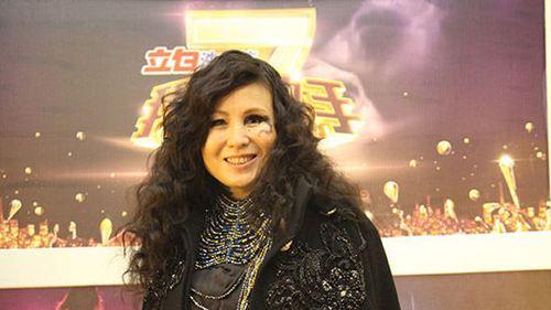 罗琦|47岁罗琦直播哽咽落泪，素颜现身模样大变，家具破旧凌乱生活拮据