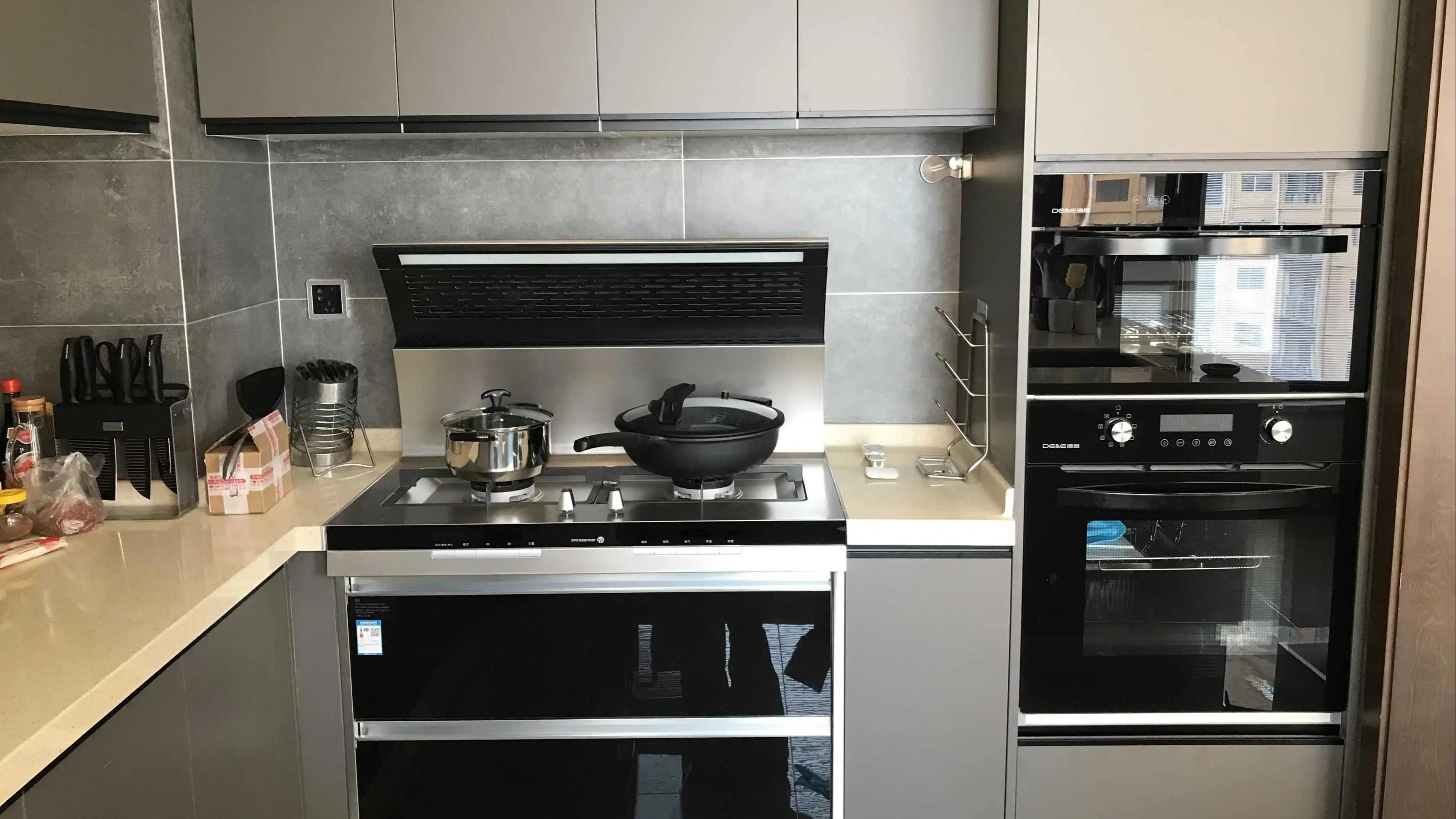 越来越多人放弃油烟机，机智的人都集成灶，功能齐全还不占地方