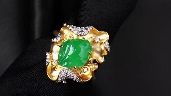 翡翠|那些镶嵌款的翡翠首饰，之所以选用K金，是因为它的优势多