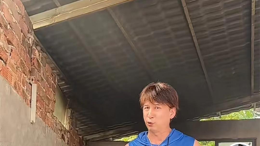 曹荣|60岁港星回农村过中秋！烧柴做饭被烟熏到眼，家乡菜摆满桌好丰盛