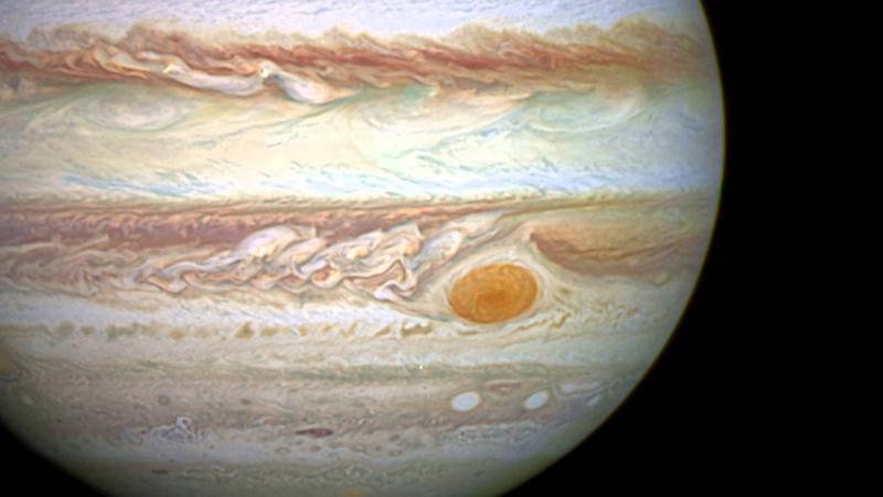 美国NASA航天器拍摄木星北极附近的水彩漩涡