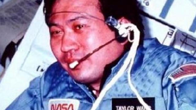 1985年，一名美国物理学家，为何将中国的五星红旗带上了太空
