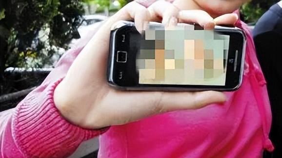 女子在意外身亡的老公手机里，发现他和女邻居的不雅照片