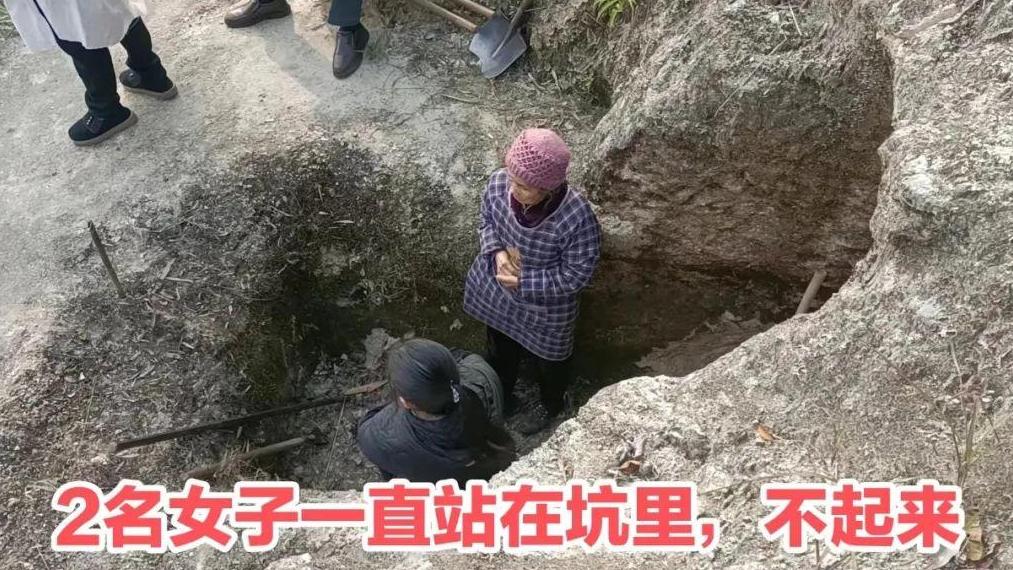 2名女子为老人挣墓地，占着坑不起来：“人没死就占坑”