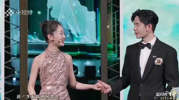 周冬雨|王一博和周冬雨合唱《这一生关于你的风景》，尾声两人牵起手来
