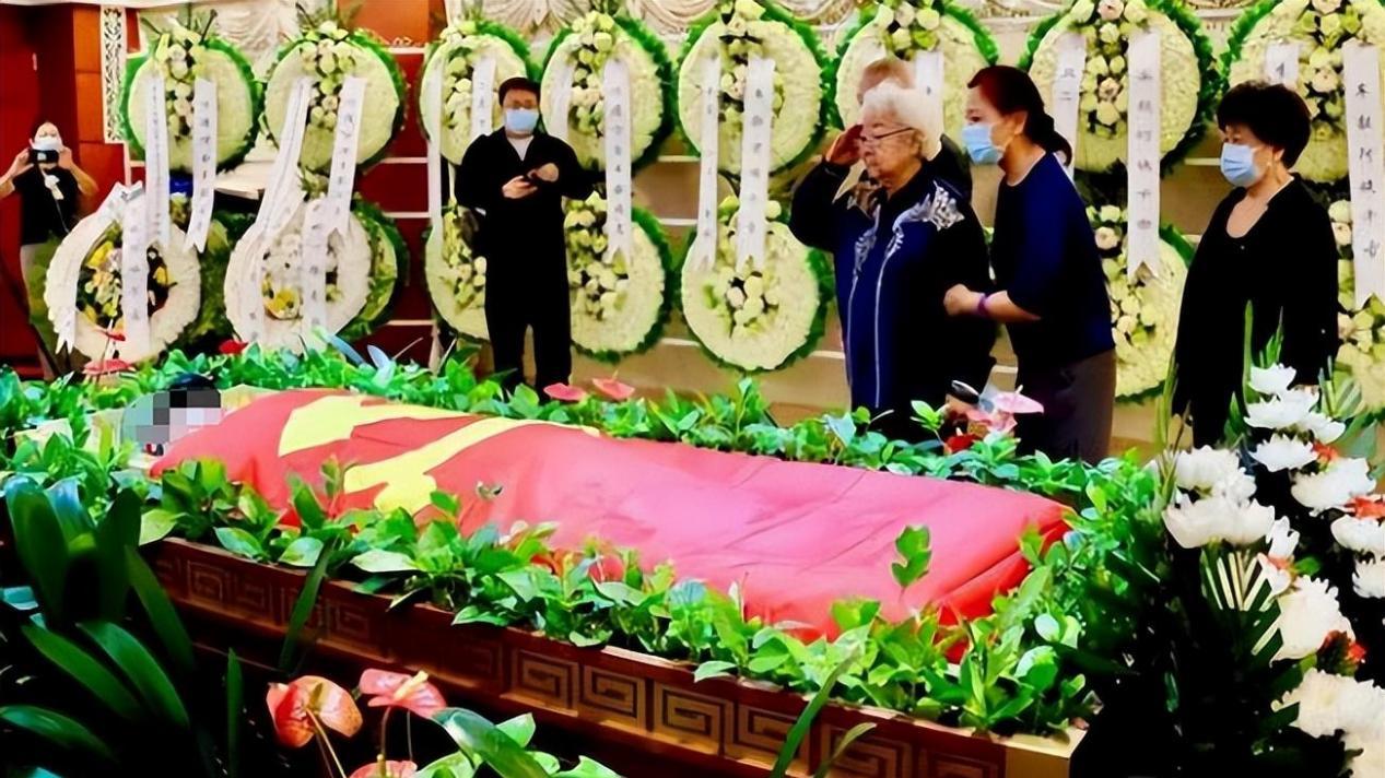 车晓|102岁老戏骨车毅去世，孙女车晓悲痛参加葬礼，田华行军礼送行