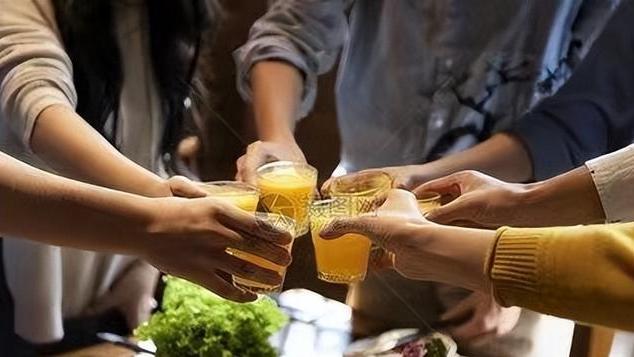 赣州|纪实：家庭聚会，父亲炫耀女儿热舞，夸其有1万粉丝，引亲戚围观