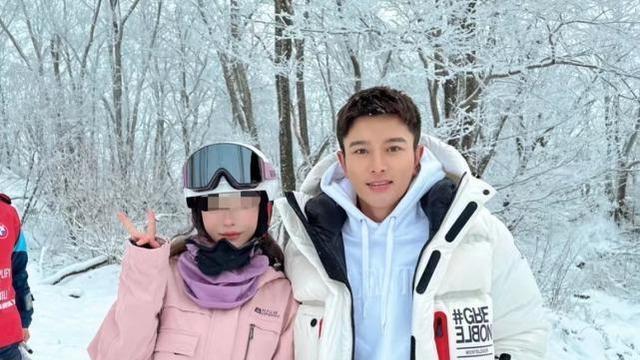 陈德容|贾乃亮阳康后现身滑雪场，与美女合影满脸笑容，女方神似李小璐