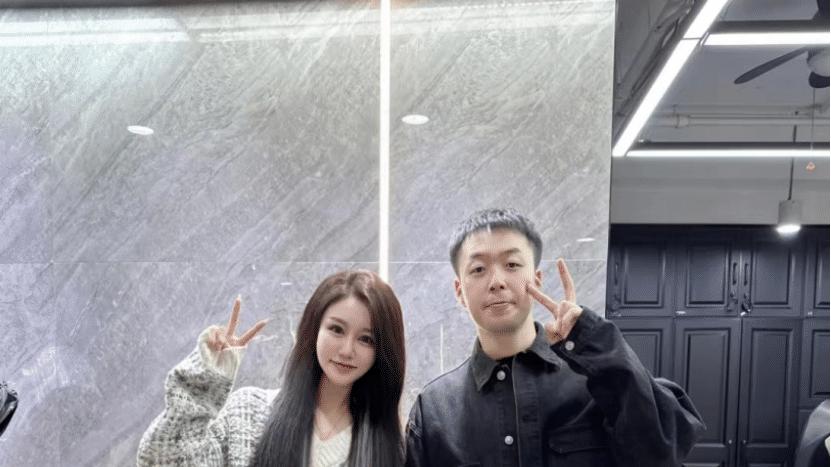 杜海涛|杜海涛瘦成锥子脸像素人，与网红合影显拘谨，网红颜值不输明星