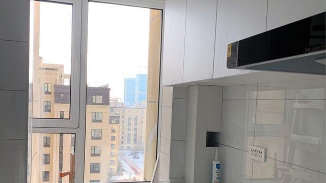 85平现代风二居室，简单开阔的客厅给人一种放松的感觉