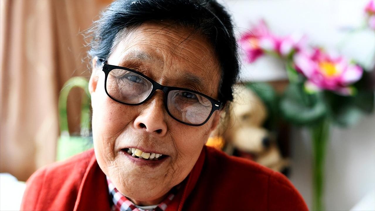 72岁大妈哭诉：和老伴退休金加起来近9000块，却没钱给孙女买礼品