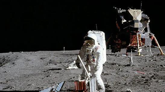 人类为何不再踏上月球？玉兔二号发现奇怪“石碑”，到底是咋回事