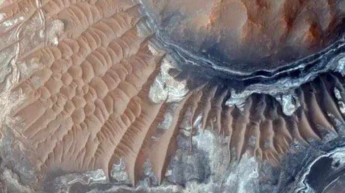 NASA发现火星沙丘下面一个“通道入口”