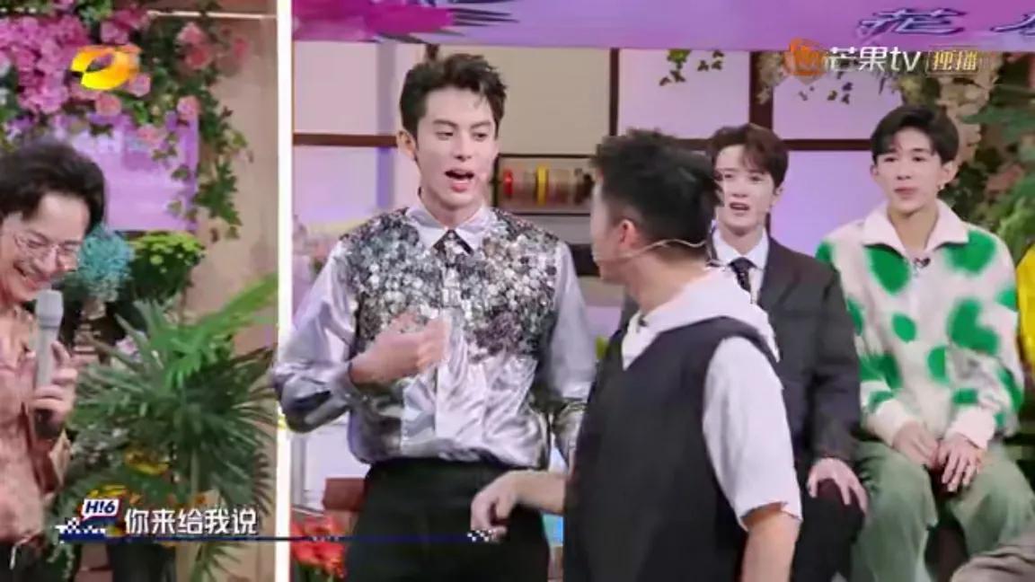 李雪琴|隔着屏风接吻、跳舞甩出鞋垫，何炅、李雪琴这节目太搞笑了