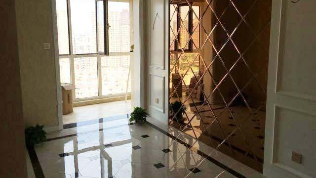 老婆非要工人这样铺瓷砖，效果出来比多数家庭漂亮，邻居看后照搬