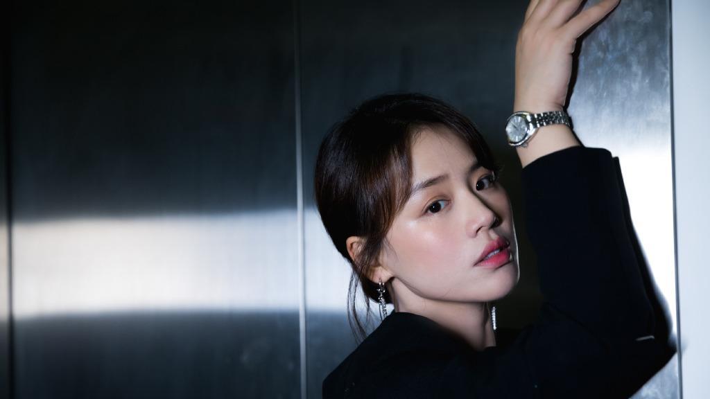 明星素颜|马思纯草地上放飞自我，玩飞盘太卖力，素颜状态真实不做作