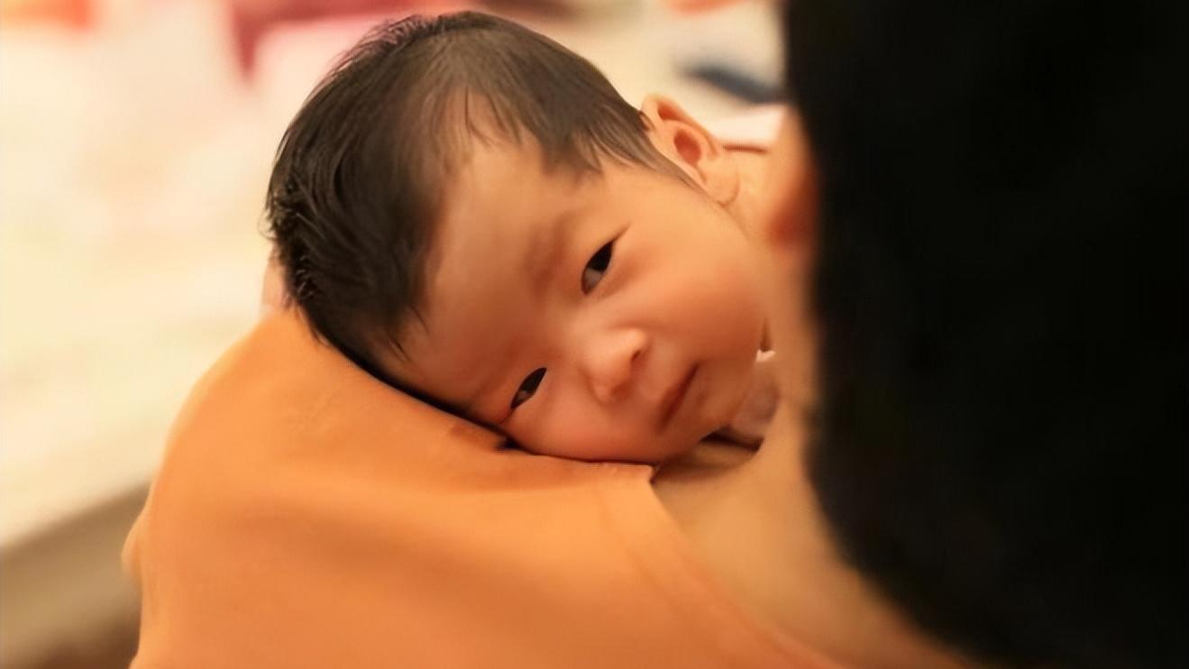 2019年杭州53岁大妈痛失爱子尝试试管婴儿，冒死生女儿却后悔万分