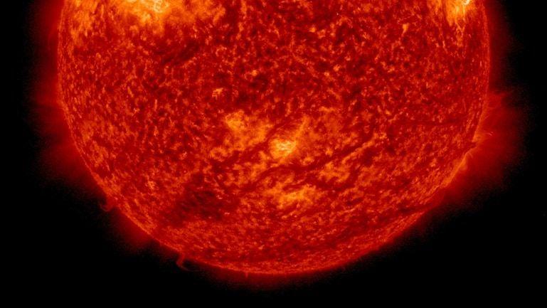 太阳爆炸产生20万公里长的灯丝，爆炸碎片可能击中地球
