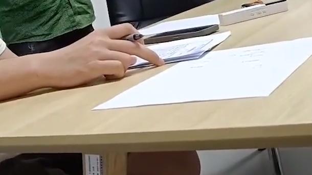 福建一男子驾车遭出租车司机截停，淡定坐车里让其砸车，结果亮了