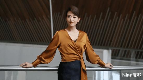 张蕾|央视女主持天团合体，张蕾穿职场装像“女干部”，167朱迅个矮霸气站C位