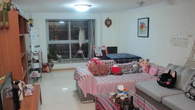 参观表妹的56平婚房，客厅巴掌大，睡觉在半空中，真替她不值！