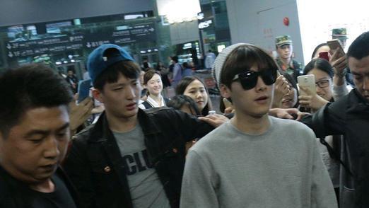 李易峰|演员李易峰下水，公众人物要注意自己的形象，引以为戒