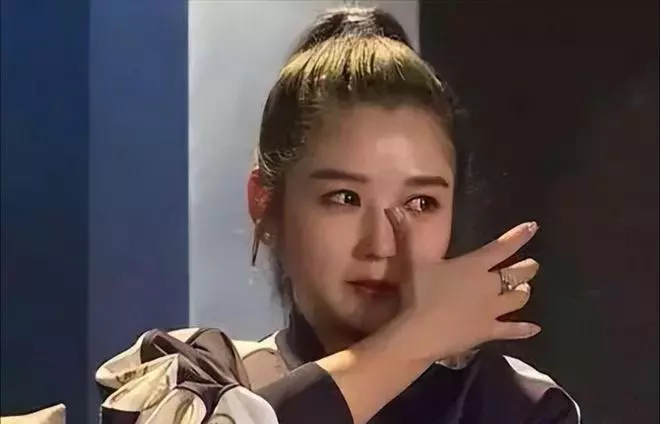 何洁|何洁：我开着法拉利，住着豪宅，直播间哭一场就能收到几十万礼物