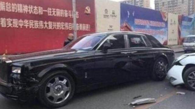 北京现代撞上1000万劳斯莱斯，豪车大哥下车后表态：卖房吧