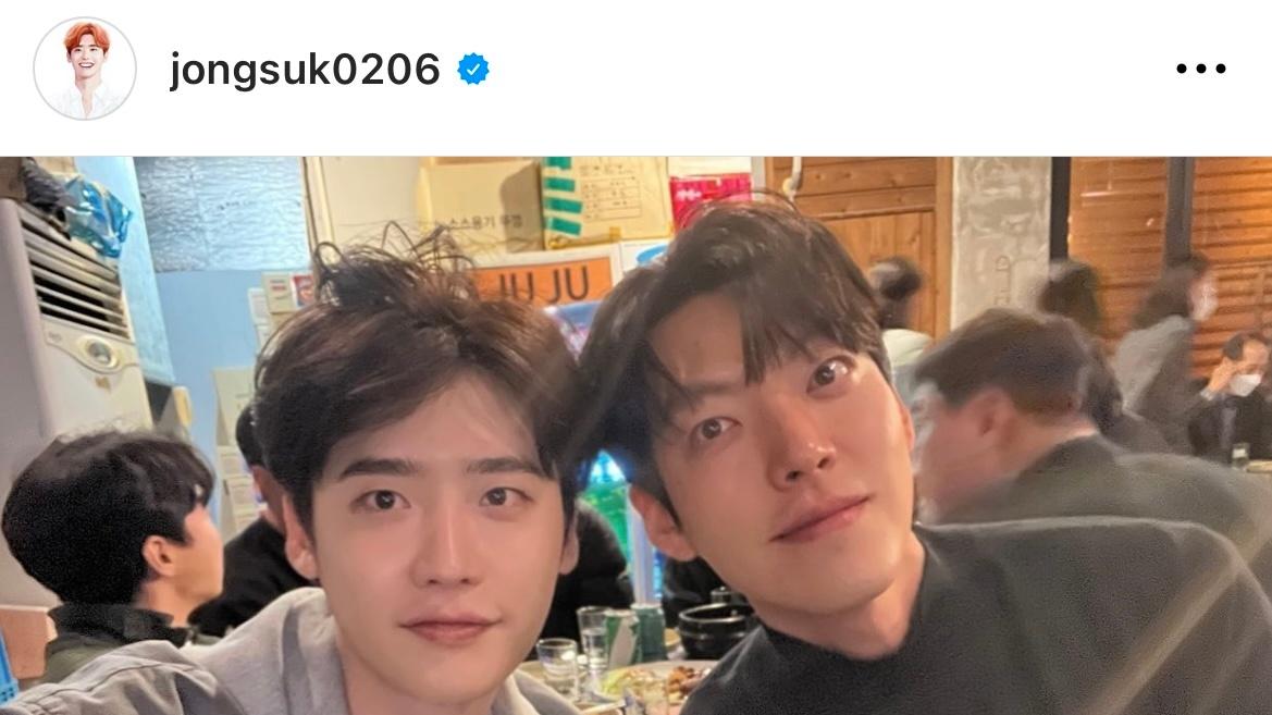 李钟硕|李钟硕金宇彬聚餐照，穿着休闲帅气，头贴头笑对镜头，状态特别好