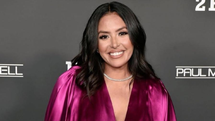 瓦妮莎|40岁瓦妮莎穿深V宽松长裙出镜！和姐妹合影卖萌嘟嘴，19岁女儿颜值高