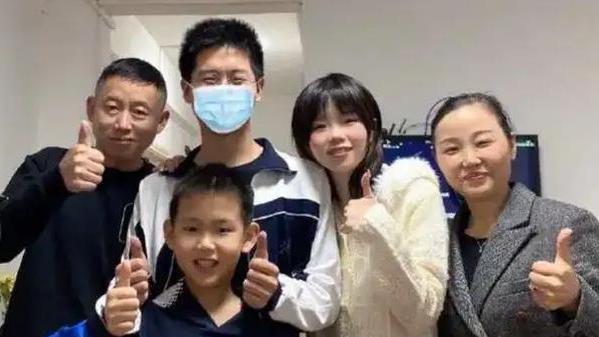 孙卓妈妈感谢网友手绘全家福，整张画惟妙惟肖，一个细节让人感动