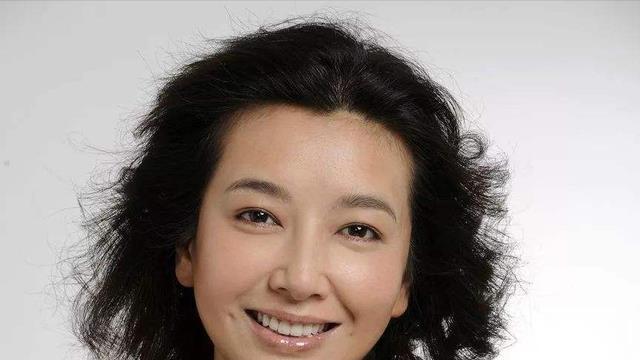 靳东|靳东：与离婚带女儿的江珊遗憾分手，后娶二婚李佳，无绯闻很幸福