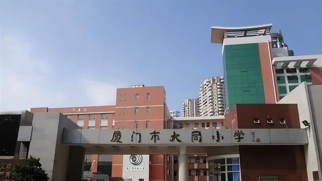 男子助学捐款100万，学校保安不让进，这两个人都很“轴”吗？