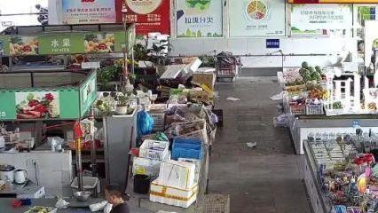 上海一60多岁阿姨以“找老伴”为幌子诱使多位交往男子去买水果