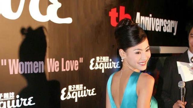 张柏芝|张柏芝颜值高真敢穿，孔雀蓝挂脖裙配大浓妆，不俗反倒挺惊艳