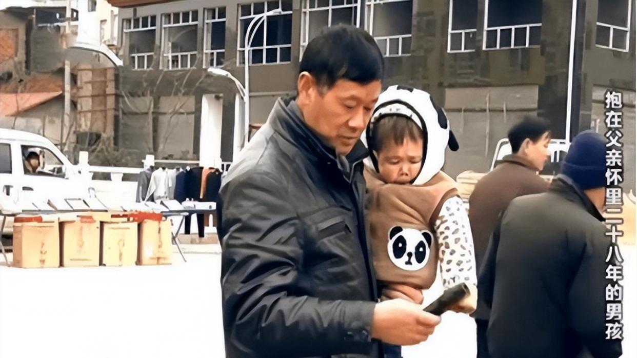中国第一袖珍人吴康：年龄34岁，面貌却停在1岁，他怎么养活自己