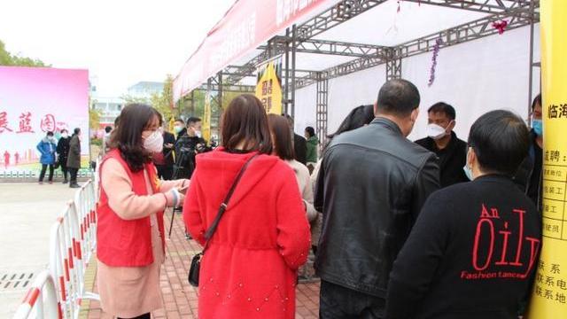 人力资源|外地工回不来只好招本地人50周岁以下就行2000缺口只招到300人