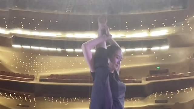 |38岁王亚彬秀高难度站立一字马！时间超30秒，网友称赞天花板级别