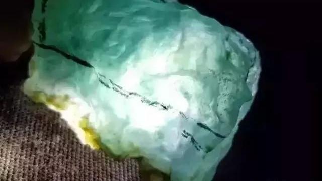 翡翠|一块莫西沙脱沙翡翠原石，切开后无棉，无杂质，起货效果惊艳众人!