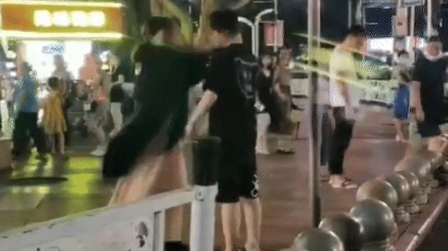 回顾：广东年轻女子大街上扇男友，哭着说：让你采取措施你不听！