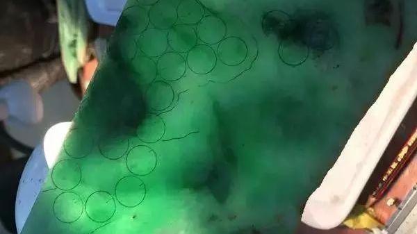 翡翠|200多公斤的赌石，一气之下全打磨成圆珠，简直“丧心病狂”！