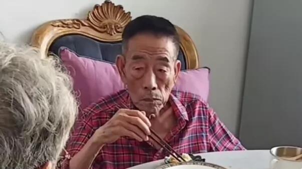 杨少华|相声艺术家杨少华，坐在沙发上吃饭，都需要让保姆抱过去