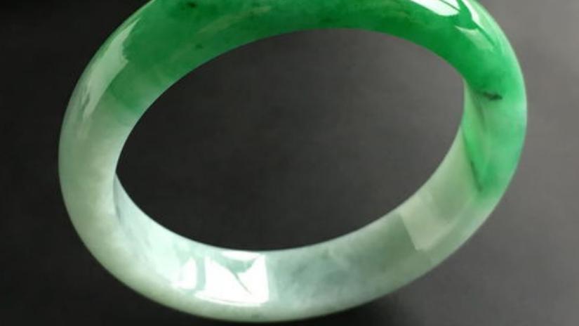 翡翠手镯|翡翠手镯文化深厚，古往今来，为什么翡翠手镯会受到那么多人喜欢