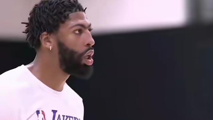 恭喜哈登！76人正式报价浓眉，马克西沦为筹码，1换5湖人血赚