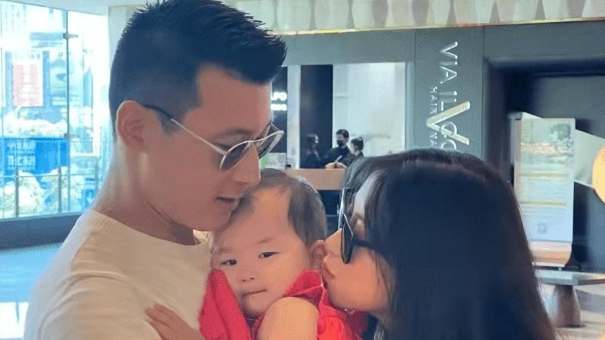 朱珠|38岁知名女星朱珠晒全家福！一家三口幸福出游，强壮老公满脸用力